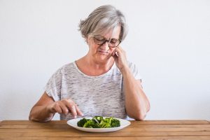 Factores que determinan la nutrición del adulto mayor