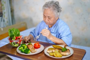 Qué alimentos debe consumir un adulto mayor